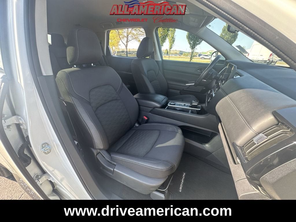 2024 Nissan Pathfinder SV