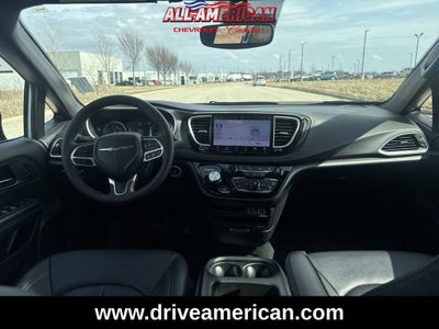 2025 Chrysler Pacifica Select