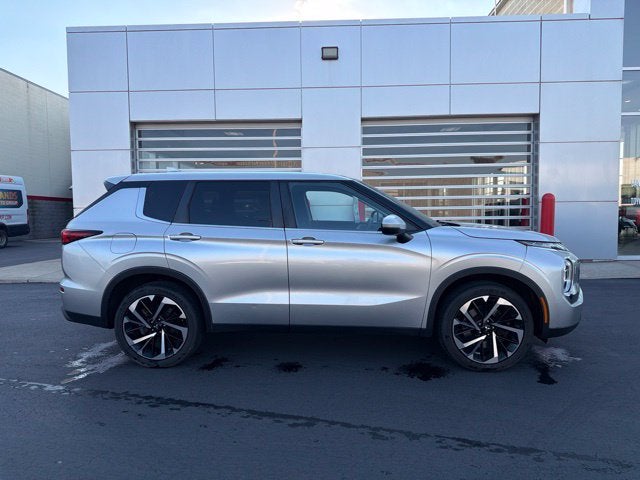 2022 Mitsubishi Outlander ES