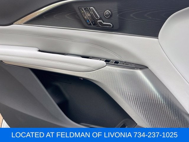 2024 Cadillac LYRIQ Luxury 2