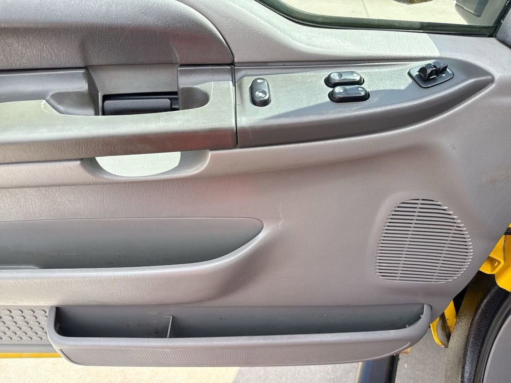 2004 Ford Super Duty F-350 SRW XL