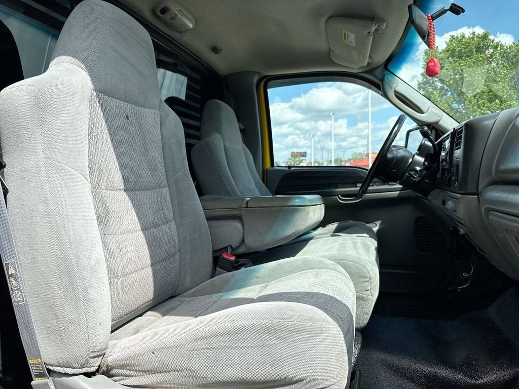 2004 Ford Super Duty F-350 SRW XL