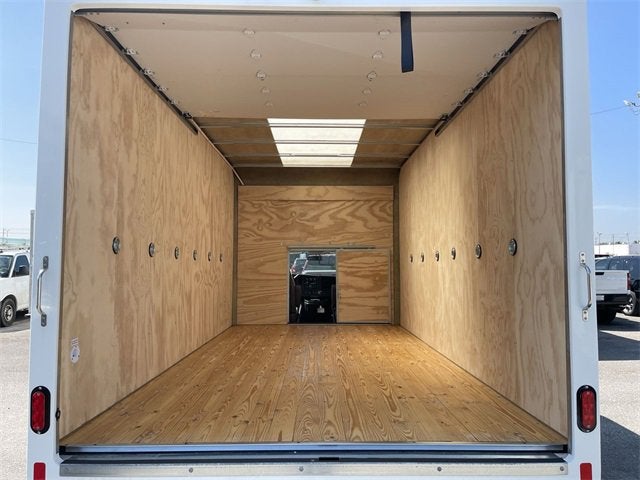 2025 GMC Savana Cutaway 3500 1WT